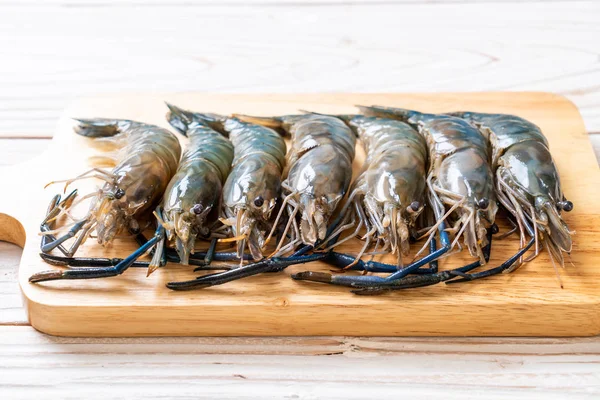 kesme tahtası üzerinde taze mavi karides