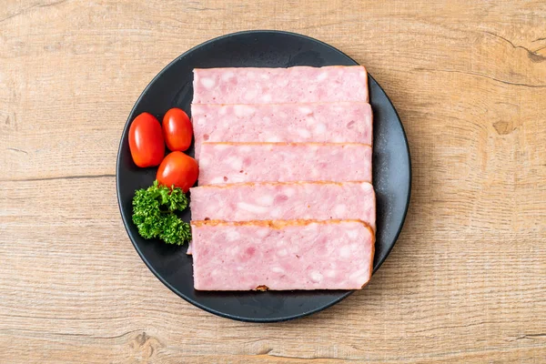 dilimlenmiş taze çiğ pastırma Barbekü