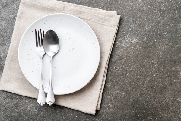 boş tabak kaşık çatal ve bıçak masada