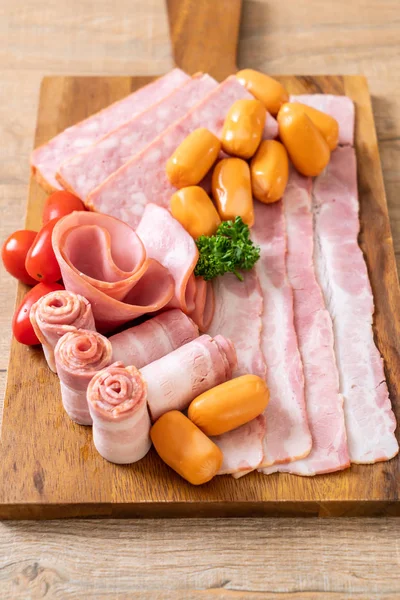 pastırma, sosis, jambon füme ve barbekü pastırma ahşap tahta üzerinde