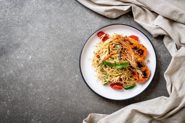 ızgara karides ve domates - İtalyan Füzyon gıda tarzı ile tavada kızartılmış spagetti