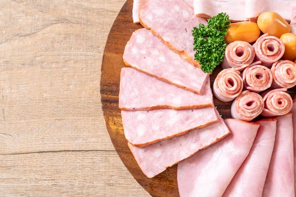pastırma, sosis, jambon füme ve barbekü pastırma ahşap tahta üzerinde