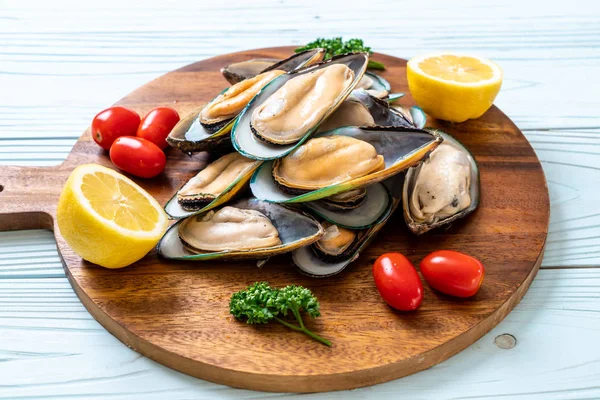 malzemelerle ahşap tahta üzerinde taze midye