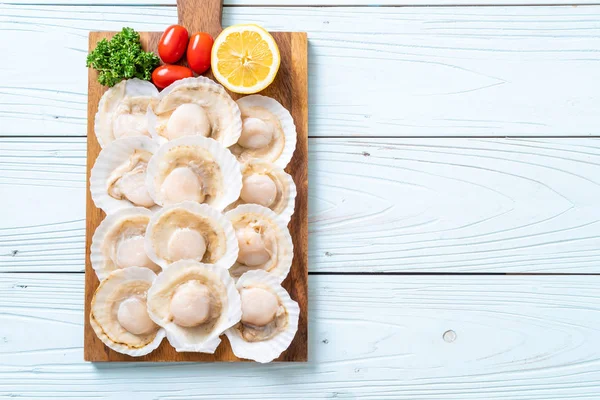 Ahşap tahta üzerinde taze kabuk tarak