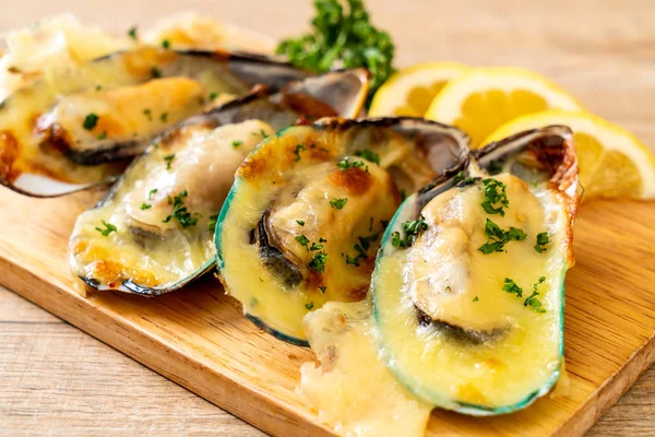 Peynirli taze midye.