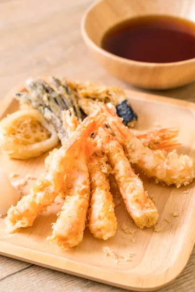 karides tempura (hırpalanmış kızarmış karides) sebze - Japon gıda tarzı