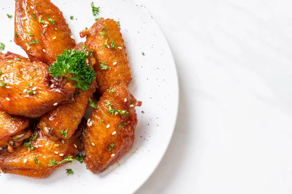 Beyaz susamlı ızgara tavuk kanadı.