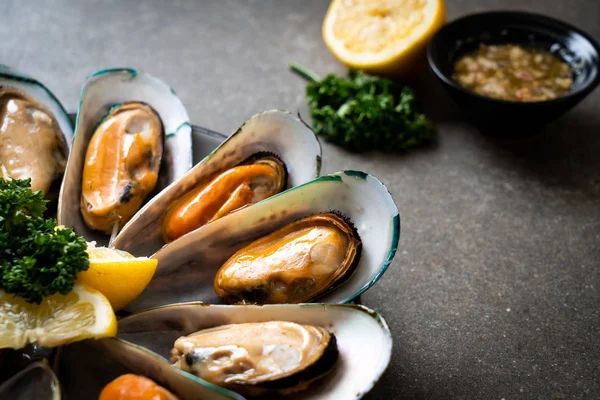 deniz ürünleri midye maydanoz ve limon ile