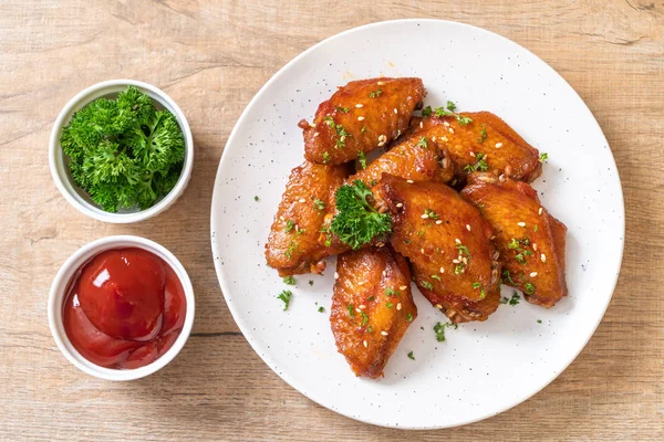 Beyaz susamlı ızgara tavuk kanadı.