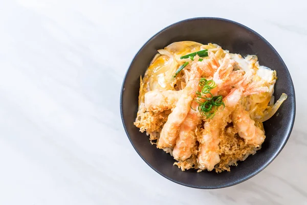 kızarmış karides tempura üzerinde beyaz surat - Japon yemekleri stil tepesinde