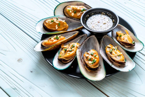 deniz ürünleri midye limon ve sarımsak ile