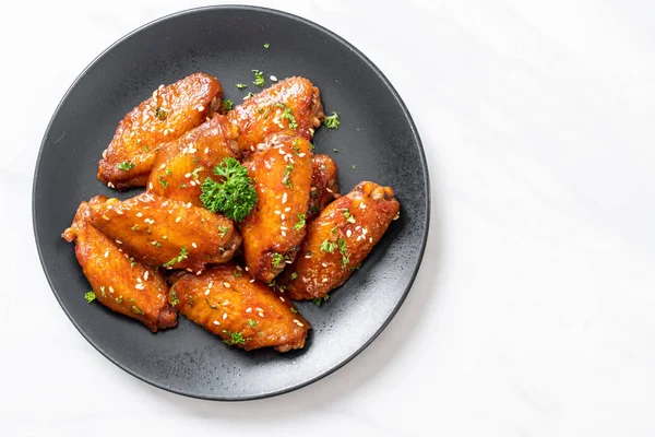 Beyaz susamlı ızgara tavuk kanadı.