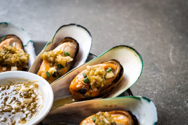 deniz ürünleri midye baharatlı deniz ürünleri sos ile