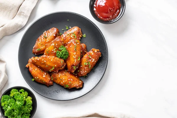 Beyaz susamlı ızgara tavuk kanadı.