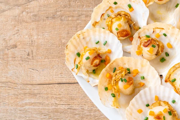 Kızarmış deniz tarağı, tereyağı ve sarımsak.