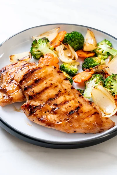 çukurunu tavuk göğsü biftek sebze (brokoli, havuç, soğan ile)