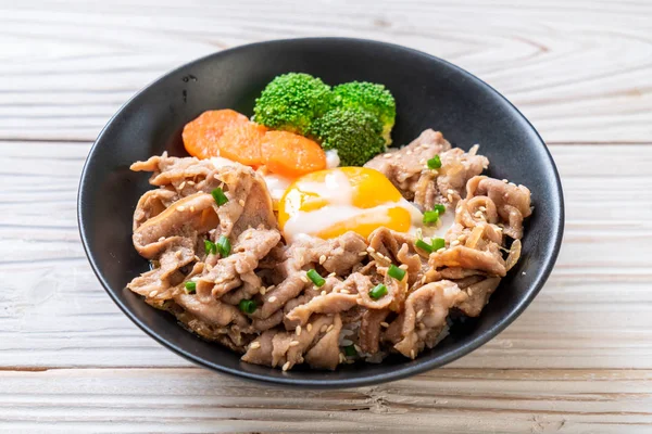 Donburi, domuz eti Pilav kasesi onsen yumurta ve sebze - Japon gıda tarzı
