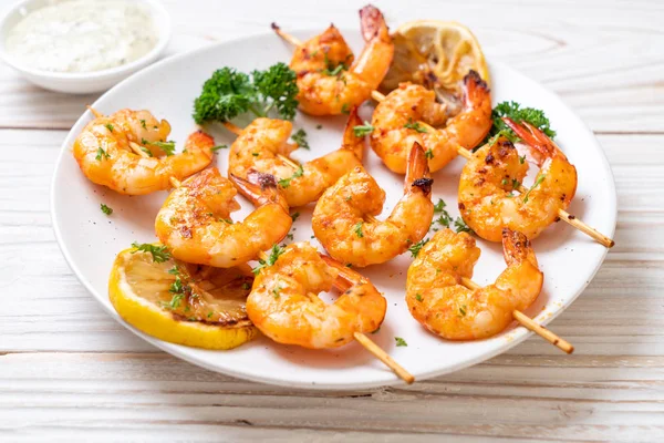 Limon - deniz ürünleri tarzı ile ızgara kaplan karides şiş