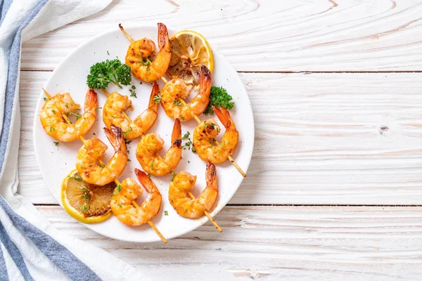 Limon - deniz ürünleri tarzı ile ızgara kaplan karides şiş