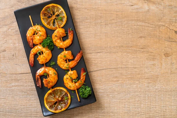 Limon - deniz ürünleri tarzı ile ızgara kaplan karides şiş