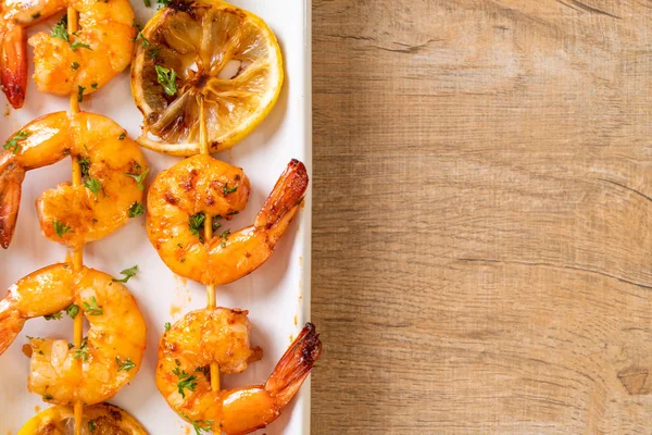 Limon - deniz ürünleri tarzı ile ızgara kaplan karides şiş