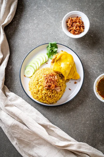 Tavuk - Müslüman gıda tarzı ile Müslüman sarı pirinç