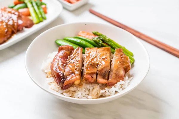 Teriyaki tavuk pilav kasesi - Asya gıda tarzı