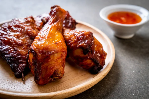 Masada ızgara ve ızgara tavuk.