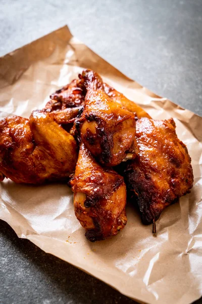 Masada ızgara ve ızgara tavuk.