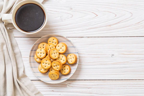 Hindistan cevizli bisküvi ve ananas reçeli.