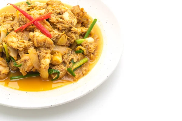 Beyaz arka plan üzerinde izole toz köri ile kızartılmış yengeç