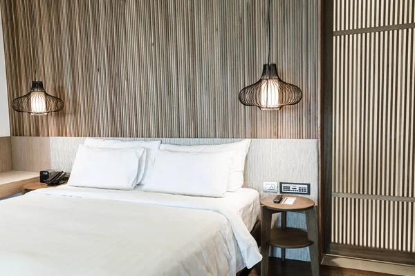 Otel yatak odası iç dekorasyonda yatak üzerinde rahat yastık