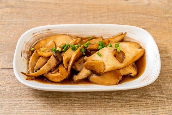 İstiridye soslu kızarmış kral istiridye mantarı. Sağlıklı, vejetaryen ya da vejetaryen yemek tarzı.