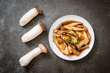 İstiridye soslu kızarmış kral istiridye mantarı. Sağlıklı, vejetaryen ya da vejetaryen yemek tarzı.