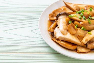 İstiridye soslu kızarmış kral istiridye mantarı. Sağlıklı, vejetaryen ya da vejetaryen yemek tarzı.