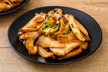 İstiridye soslu kızarmış kral istiridye mantarı. Sağlıklı, vejetaryen ya da vejetaryen yemek tarzı.