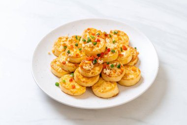 Sahanda yumurta yumuşak tofu sarımsak - sağlıklı, vegan ve sebze gıda tarzı