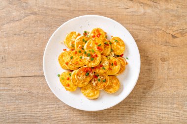 Sahanda yumurta yumuşak tofu sarımsak - sağlıklı, vegan ve sebze gıda tarzı