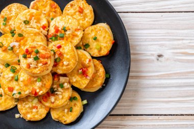 Sahanda yumurta yumuşak tofu sarımsak - sağlıklı, vegan ve sebze gıda tarzı