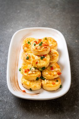 Sahanda yumurta yumuşak tofu sarımsak - sağlıklı, vegan ve sebze gıda tarzı