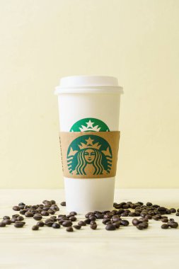 Bangkok, Tayland - 5 Haziran 2018: Beyaz kahve fincanı Starbucks logosu üzerinde tahta arka plan ile. Starbucks dünyanın en büyük kahve evi 61 ülke içinde 20.000'den fazla mağaza ile mi.