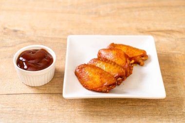 Barbekü tavuk kanadı sosu ile