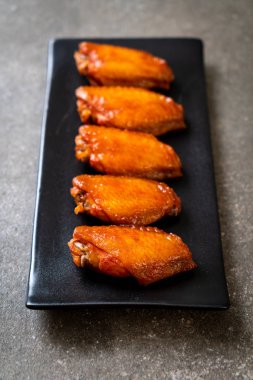 Barbekü tavuk kanadı sosu ile