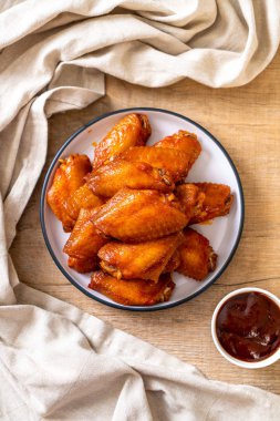 Barbekü tavuk kanadı sosu ile