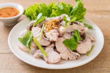 Soslu ve sebzeli haşlanmış balık sosu.