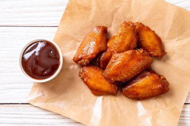 Barbekü tavuk kanadı sosu ile