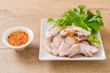 Soslu ve sebzeli haşlanmış balık sosu.