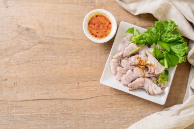 Soslu ve sebzeli haşlanmış balık sosu.