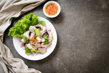 Soslu ve sebzeli haşlanmış balık sosu.