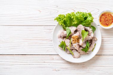 Soslu ve sebzeli haşlanmış balık sosu.